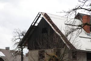 Poškodovana streha (avtor fotografije Stane Klemenc)